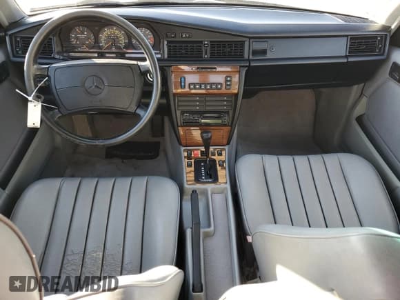 ✅ 1990 Mercedes-Benz 190 • VIN: WDBDA29D6LF724825 • Lot: 87949725. Wystawiony na Copart z przebiegiem 88 957 mil. Bezpłatny archiwum sprzedaży aukcyjnych z USA i szczegółowy raport historii pojazdu na DreamBid. Zdjęcie 8.