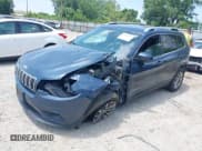 ✅ 2020 Jeep Cherokee Latitude Plus • VIN: 1C4PJMLB7LD579808 • Lot: 42688275. Wystawiony na IAAI z przebiegiem 46 189 mil. Bezpłatny archiwum sprzedaży aukcyjnych z USA i szczegółowy raport historii pojazdu na DreamBid. Zdjęcie 2.