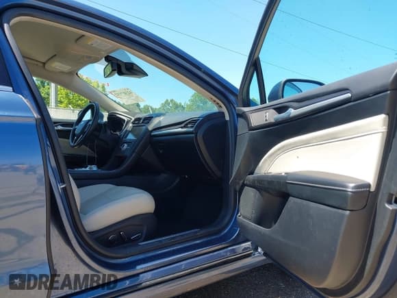 ✅ 2018 Ford Fusion Titanium • VIN: 3FA6P0SU6JR277829 • Lot: 42307192. Listed on IAAI with 77,495 mi. Free auction sales archive from the USA and detailed vehicle history report at DreamBid. Image 5.