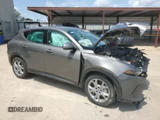 2024 Dodge Hornet R/T z VIN ZACPDFCW6R3A29068, wystawiony jako Copart lot #61591825 z przebiegiem Nie podano mil oraz Nie do naprawy • Non repairable. Historia ofert i sprzedaży dostępna na DreamBid. Obrazek 4.