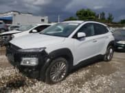 ✅ 2020 Hyundai Kona SEL • VIN: KM8K22AA7LU517729 • Лот: 45876454. Опубликован ранее на Copart с пробегом 14 952 миль. Бесплатный доступ к архиву аукционных продаж из США и подробный отчёт об истории автомобиля на DreamBid. Изображение 1.