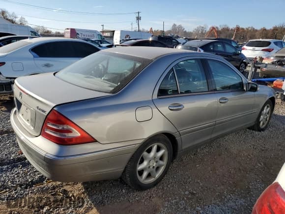 ✅ 2004 Mercedes-Benz C 240 • VIN: WDBRF81J14F463231 • Lot: 77785464. Wystawiony na Copart z przebiegiem 121 723 mil. Bezpłatny archiwum sprzedaży aukcyjnych z USA i szczegółowy raport historii pojazdu na DreamBid. Zdjęcie 3.