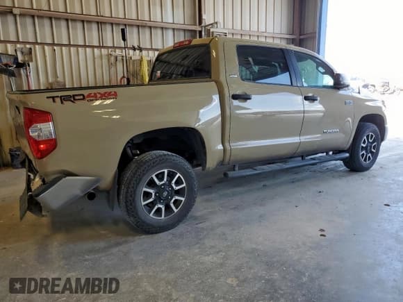 ✅ 2018 Toyota Tundra SR5 • VIN: 5TFDW5F10JX709808 • Lot: 70557625. Wystawiony na Copart z przebiegiem 125 250 mil. Bezpłatny archiwum sprzedaży aukcyjnych z USA i szczegółowy raport historii pojazdu na DreamBid. Zdjęcie 3.