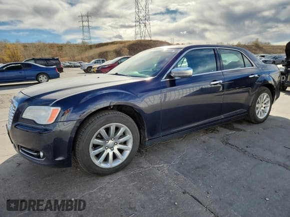 ✅ 2012 Chrysler 300 Limited • VIN: 2C3CCACGXCH278069 • Lot: 93077395. Wystawiony na Copart z przebiegiem 338 756 mil. Bezpłatny archiwum sprzedaży aukcyjnych z USA i szczegółowy raport historii pojazdu na DreamBid. Zdjęcie 1.