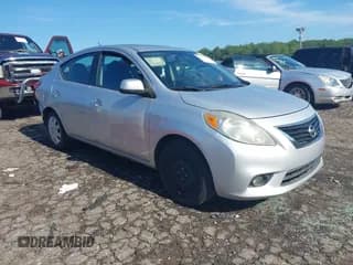 ✅ 2012 Nissan Versa SV • VIN: 3N1CN7AP9CL908895 • Lot: 42852127. Wystawiony na IAAI z przebiegiem 180 891 mil. Bezpłatny archiwum sprzedaży aukcyjnych z USA i szczegółowy raport historii pojazdu na DreamBid. Zdjęcie 1.