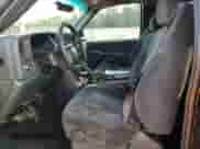 ✅ 2000 Chevrolet Silverado 1500 LT • VIN: 2GCEK19T9Y1375842 • Lot: 64787384. Wystawiony na Copart z przebiegiem 242 729 mil mil. Skorzystaj z bezpłatnego archiwum sprzedaży aukcyjnych z USA i zobacz szczegółowy raport historii pojazdu na DreamBid. Zdjęcie 7.