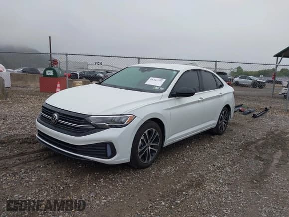 ✅ 2024 Volkswagen Jetta Sport • VIN: 3VWBM7BU6RM085150 • Лот: 43285753. Опубликован ранее на IAAI с пробегом 2 638 миль. Бесплатный доступ к архиву аукционных продаж из США и подробный отчёт об истории автомобиля на DreamBid. Изображение 18.