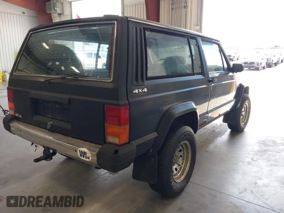 ✅ 1986 Jeep Cherokee • VIN: 1JCWL7721GT045697 • Лот: 42694372. Опубликован ранее на IAAI с пробегом 225 109 миль. Бесплатный доступ к архиву аукционных продаж из США и подробный отчёт об истории автомобиля на DreamBid. Изображение 4.