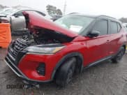 ✅ 2023 Nissan Kicks SR • VIN: 3N1CP5DV1PL514113 • Лот: 43542652. Опубликован ранее на IAAI с пробегом 51 528 миль. Бесплатный доступ к архиву аукционных продаж из США и подробный отчёт об истории автомобиля на DreamBid. Изображение 2.