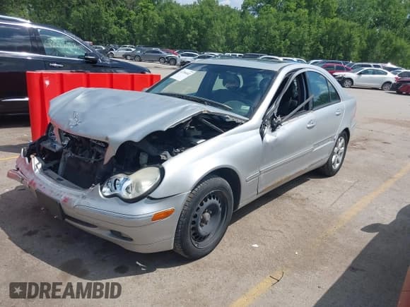 ✅ 2001 Mercedes-Benz C 230/260/280/320 • VIN: WDBRF61J31F096848 • Лот: 42206462. Опубликован ранее на IAAI с пробегом 199 349 миль. Бесплатный доступ к архиву аукционных продаж из США и подробный отчёт об истории автомобиля на DreamBid. Изображение 2.