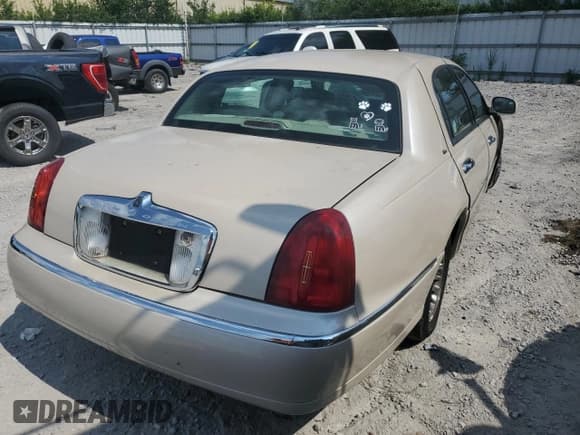 ✅ 2001 Lincoln Town Car Cartier • VIN: 1LNHM83W61Y666168 • Lot: 68820315. Wystawiony na Copart z przebiegiem Nie podano. Bezpłatny archiwum sprzedaży aukcyjnych z USA i szczegółowy raport historii pojazdu na DreamBid. Zdjęcie 3.