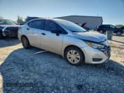 ✅ 2025 Nissan Versa S • VIN: 3N1CN8DVXSL831551 • Lot: 90045805. Wystawiony na Copart z przebiegiem 10 679 mil. Bezpłatny archiwum sprzedaży aukcyjnych z USA i szczegółowy raport historii pojazdu na DreamBid. Zdjęcie 4.