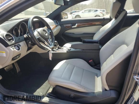 ✅ 2013 Mercedes-Benz C 250 • VIN: WDDGJ4HB4DF996985 • Lot: 53856745. Wystawiony na Copart z przebiegiem 80 198 mil. Bezpłatny archiwum sprzedaży aukcyjnych z USA i szczegółowy raport historii pojazdu na DreamBid. Zdjęcie 7.