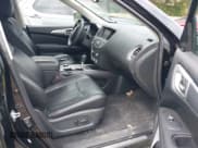 ✅ 2018 Nissan Pathfinder SV • VIN: 5N1DR2MM4JC621530 • Lot: 42199669. Wystawiony na IAAI z przebiegiem 63 289 mil. Bezpłatny archiwum sprzedaży aukcyjnych z USA i szczegółowy raport historii pojazdu na DreamBid. Zdjęcie 5.