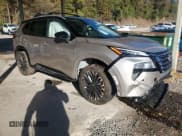 ✅ 2025 Nissan Rogue Platinum • VIN: JN8BT3DCXSW102772 • Лот: 89467575. Опубликован ранее на Copart с пробегом 1 934 миль. Бесплатный доступ к архиву аукционных продаж из США и подробный отчёт об истории автомобиля на DreamBid. Изображение 4.