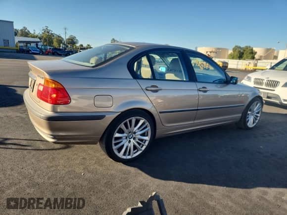 2001 BMW 3 Series 325i z VIN WBAAV334X1EE76332, wystawiony jako Copart lot #89450135 z przebiegiem 195 138 mil mil oraz Szkoda całkowita • Salvage title. Historia ofert i sprzedaży dostępna na DreamBid. Obrazek 3.