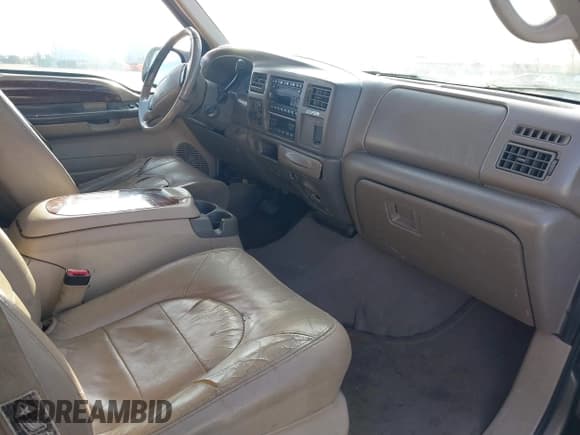 ✅ 2002 Ford Excursion Limited • VIN: 1FMSU43FX2ED63993 • Lot: 41263756. Wystawiony na IAAI z przebiegiem 294 930 mil. Bezpłatny archiwum sprzedaży aukcyjnych z USA i szczegółowy raport historii pojazdu na DreamBid. Zdjęcie 5.