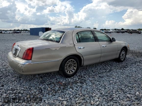 ✅ 2000 Lincoln Town Car Signature • VIN: 1LNHM82W2YY928344 • Lot: 80435385. Listed on Copart with 226,140 mi. Free auction sales archive from the USA and detailed vehicle history report at DreamBid. Image 3.