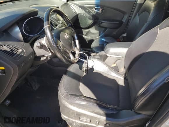 2014 Hyundai Tucson SE z VIN KM8JU3AG1EU824431, wystawiony jako Copart lot #82543985 z przebiegiem 124 792 mil mil oraz Czysty tytuł • Clean title. Historia ofert i sprzedaży dostępna na DreamBid. Obrazek 7.