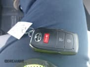 ✅ 2025 Toyota Corolla Cross LE • VIN: 7MUCAAAGXSV137870 • Lot: 43193415. Wystawiony na IAAI z przebiegiem 3 144 mil. Bezpłatny archiwum sprzedaży aukcyjnych z USA i szczegółowy raport historii pojazdu na DreamBid. Zdjęcie 11.