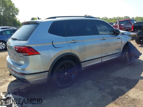 ✅ 2022 Volkswagen Tiguan SE R-Line Black • VIN: 3VV8B7AX0NM002130 • Лот: 43201424. Опубликован ранее на IAAI с пробегом 27 739 миль. Бесплатный доступ к архиву аукционных продаж из США и подробный отчёт об истории автомобиля на DreamBid. Изображение 4.