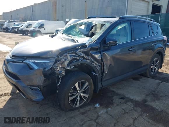 ✅ 2018 Toyota RAV4 XLE • VIN: 2T3RFREV0JW750395 • Лот: 43690716. Опубликован ранее на IAAI с пробегом 79 460 миль. Бесплатный доступ к архиву аукционных продаж из США и подробный отчёт об истории автомобиля на DreamBid. Изображение 2.