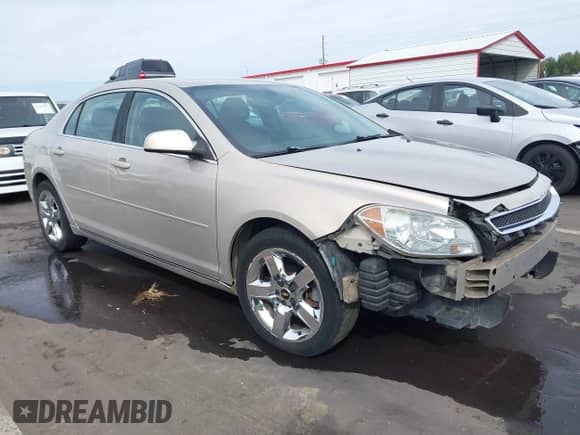 2010 Chevrolet Malibu 1LT z VIN 1G1ZC5EB0AF323011, wystawiony jako IAAI lot #43424255 z przebiegiem 116 375 mil mil oraz . Historia ofert i sprzedaży dostępna na DreamBid. Obrazek 1.