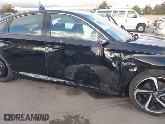 ✅ 2018 Honda Accord Sport • VIN: 1HGCV1F30JA005878 • Lot: 43635057. Wystawiony na IAAI z przebiegiem 179 738 mil. Bezpłatny archiwum sprzedaży aukcyjnych z USA i szczegółowy raport historii pojazdu na DreamBid. Zdjęcie 18.