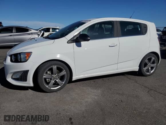 2013 Chevrolet Sonic RS z VIN 1G1JG6SB1D4213368, wystawiony jako Copart lot #46195565 z przebiegiem 112 951 mil mil oraz Czysty tytuł • Clean title. Historia ofert i sprzedaży dostępna na DreamBid. Obrazek 1.