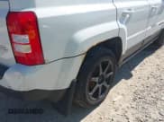 ✅ 2015 Jeep Patriot Latitude • VIN: 1C4NJPFB8FD160455 • Lot: 43356577. Wystawiony na IAAI z przebiegiem 181 328 mil. Bezpłatny archiwum sprzedaży aukcyjnych z USA i szczegółowy raport historii pojazdu na DreamBid. Zdjęcie 12.