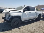 ✅ 2022 Chevrolet Silverado 1500 LT Trail Boss • VIN: 3GCUDFED4NG688639 • Lot: 63637445. Wystawiony na Copart z przebiegiem 28 369 mil. Bezpłatny archiwum sprzedaży aukcyjnych z USA i szczegółowy raport historii pojazdu na DreamBid. Zdjęcie 1.