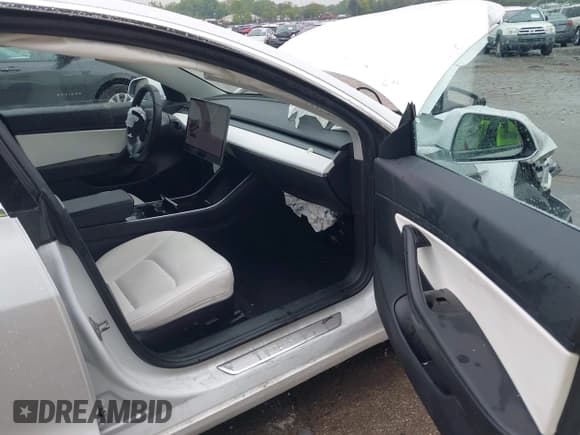 ✅ 2020 Tesla Model 3 Standard Range Plus • VIN: 5YJ3E1EA7LF599054 • Lot: 42359723. Wystawiony na IAAI z przebiegiem 104 088 mil. Bezpłatny archiwum sprzedaży aukcyjnych z USA i szczegółowy raport historii pojazdu na DreamBid. Zdjęcie 5.