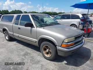 2002 Chevrolet S-10 LS z VIN 1GCCS19W628112827, wystawiony jako IAAI lot #43361273 z przebiegiem 134 281 mil mil oraz . Historia ofert i sprzedaży dostępna na DreamBid. Obrazek 1.