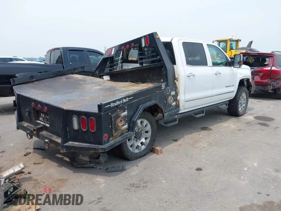 ✅ 2019 GMC Sierra 2500HD Denali • VIN: 1GT12SEY2KF186469 • Lot: 42871802. Listed on IAAI with 247,200 mi. Free auction sales archive from the USA and detailed vehicle history report at DreamBid. Image 4.