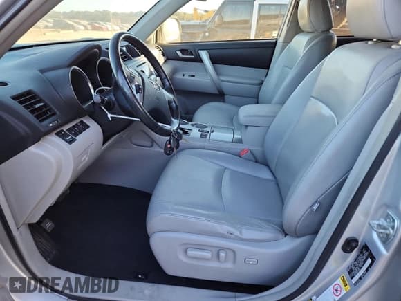 ✅ 2011 Toyota Highlander • VIN: 5TDZK3EH0BS048910 • Lot: 86626665. Wystawiony na Copart z przebiegiem 196 668 mil. Bezpłatny archiwum sprzedaży aukcyjnych z USA i szczegółowy raport historii pojazdu na DreamBid. Zdjęcie 7.