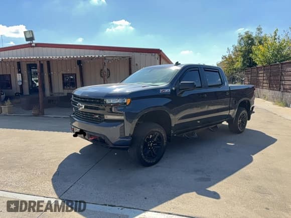 ✅ 2019 Chevrolet Silverado 1500 LT Trail Boss • VIN: 3GCPYFEDXKG194329 • Lot: 85728635. Wystawiony na Copart z przebiegiem 72 766 mil. Bezpłatny archiwum sprzedaży aukcyjnych z USA i szczegółowy raport historii pojazdu na DreamBid. Zdjęcie 2.