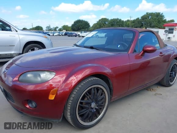 ✅ 2006 Mazda MX-5 Miata Touring • VIN: JM1NC25F960104131 • Lot: 42818426. Wystawiony na IAAI z przebiegiem 118 085 mil. Bezpłatny archiwum sprzedaży aukcyjnych z USA i szczegółowy raport historii pojazdu na DreamBid. Zdjęcie 2.