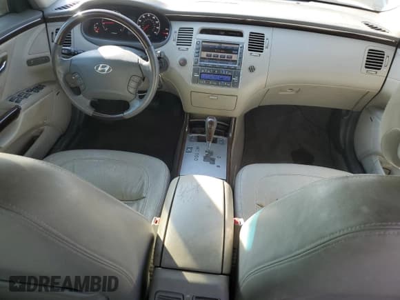 ✅ 2009 Hyundai Azera Limited • VIN: KMHFC46F39A442150 • Lot: 82528255. Listed on Copart with 164,486 mi. Free auction sales archive from the USA and detailed vehicle history report at DreamBid. Image 8.