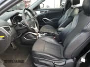 ✅ 2013 Hyundai Veloster w/Black Int • VIN: KMHTC6AD6DU155400 • Lot: 82214894. Wystawiony na Copart z przebiegiem 40 927 mil. Bezpłatny archiwum sprzedaży aukcyjnych z USA i szczegółowy raport historii pojazdu na DreamBid. Zdjęcie 7.