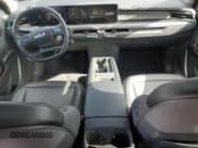 ✅ 2024 Kia EV9 Light Short Range • VIN: KNDAA5S2XR6043204 • Lot: 92166355. Wystawiony na Copart z przebiegiem 50 327 mil. Bezpłatny archiwum sprzedaży aukcyjnych z USA i szczegółowy raport historii pojazdu na DreamBid. Zdjęcie 8.