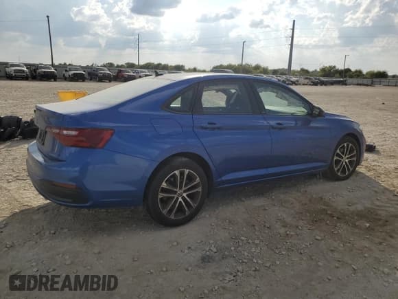 ✅ 2023 Volkswagen Jetta Sport • VIN: 3VWBM7BU5PM018097 • Lot: 89796075. Wystawiony na Copart z przebiegiem 66 080 mil. Bezpłatny archiwum sprzedaży aukcyjnych z USA i szczegółowy raport historii pojazdu na DreamBid. Zdjęcie 3.