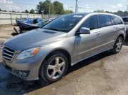 ✅ 2011 Mercedes-Benz R 350 • VIN: 4JGCB6FE9BA132874 • Лот: 72996554. Опубликован ранее на Copart с пробегом 184 523 миль. Бесплатный доступ к архиву аукционных продаж из США и подробный отчёт об истории автомобиля на DreamBid. Изображение 1.