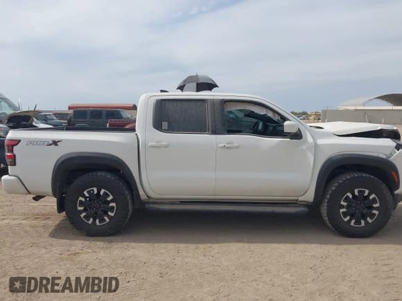 ✅ 2022 Nissan Frontier SV • VIN: 1N6ED1EJ5NN616446 • Lot: 43325128. Wystawiony na IAAI z przebiegiem 25 034 mil. Bezpłatny archiwum sprzedaży aukcyjnych z USA i szczegółowy raport historii pojazdu na DreamBid. Zdjęcie 13.