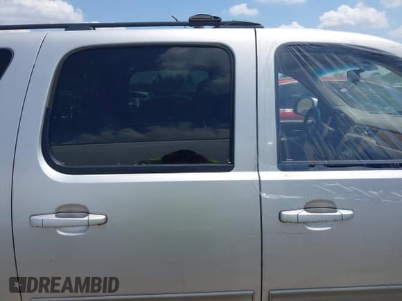 ✅ 2011 Chevrolet Suburban LT • VIN: 1GNSCJE02BR341808 • Lot: 42394173. Wystawiony na IAAI z przebiegiem 192 172 mil. Bezpłatny archiwum sprzedaży aukcyjnych z USA i szczegółowy raport historii pojazdu na DreamBid. Zdjęcie 13.