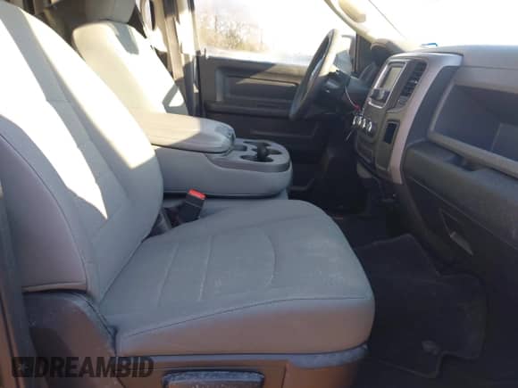 2018 Ram 1500 Tradesman z VIN 1C6RR6FT9JS171232, wystawiony jako IAAI lot #41647005 z przebiegiem 72 896 mil mil oraz . Historia ofert i sprzedaży dostępna na DreamBid. Obrazek 5.