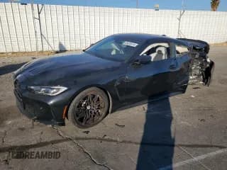 ✅ 2023 BMW M4 Competition • VIN: WBS33AZ09PCM29443 • Лот: 83428514. Опубликован ранее на Copart с пробегом Не указан. Бесплатный доступ к архиву аукционных продаж из США и подробный отчёт об истории автомобиля на DreamBid. Изображение 1.