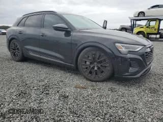 ✅ 2024 Audi Q8 e-tron Prestige • VIN: WA16ABGE0RB007398 • Lot: 74084044. Wystawiony na Copart z przebiegiem Nie podano. Bezpłatny archiwum sprzedaży aukcyjnych z USA i szczegółowy raport historii pojazdu na DreamBid. Zdjęcie 4.
