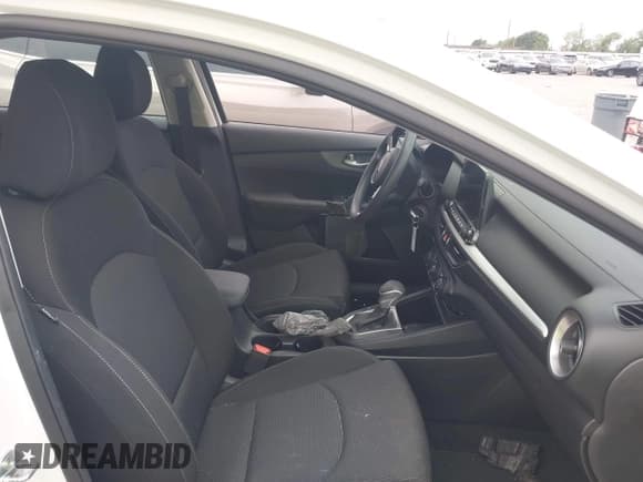 ✅ 2021 Kia Forte LXS • VIN: 3KPF24AD1ME361778 • Lot: 42275086. Wystawiony na IAAI z przebiegiem 13 472 mil. Bezpłatny archiwum sprzedaży aukcyjnych z USA i szczegółowy raport historii pojazdu na DreamBid. Zdjęcie 5.