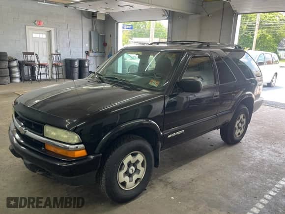 2003 Chevrolet Blazer LS z VIN 1GNCT18X83K175026, wystawiony jako Copart lot #60873315 z przebiegiem 200 267 mil mil oraz Czysty tytuł • Clean title. Historia ofert i sprzedaży dostępna na DreamBid. Obrazek 2.