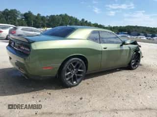 2022 Dodge Challenger SXT z VIN 2C3CDZAG8NH140046, wystawiony jako Copart lot #70279595 z przebiegiem 37 305 mil mil oraz Czysty tytuł • Clean title. Historia ofert i sprzedaży dostępna na DreamBid. Obrazek 3.